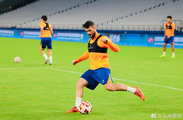 直击泰山队22人训练,主力缺席已成定局,韩鹏相信球员的能力