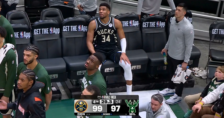 开云体育-沮丧！字母哥小腿不舒服啊 走去球员通道又回了替补席！