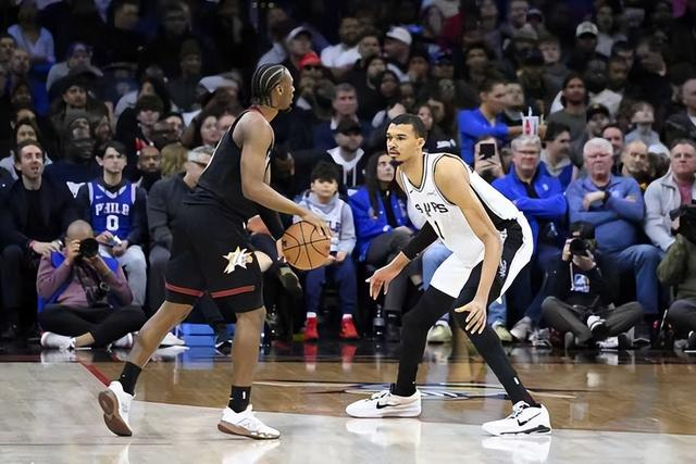 马刺8人上双大胜费城40分！文班6封盖送火锅盛宴 抢MVP还要冲冠|文班亚马|佩恩|圣安东尼奥马刺队|俄克拉荷马雷霆队|泰雷塞·马克西_新浪体育_新浪新闻