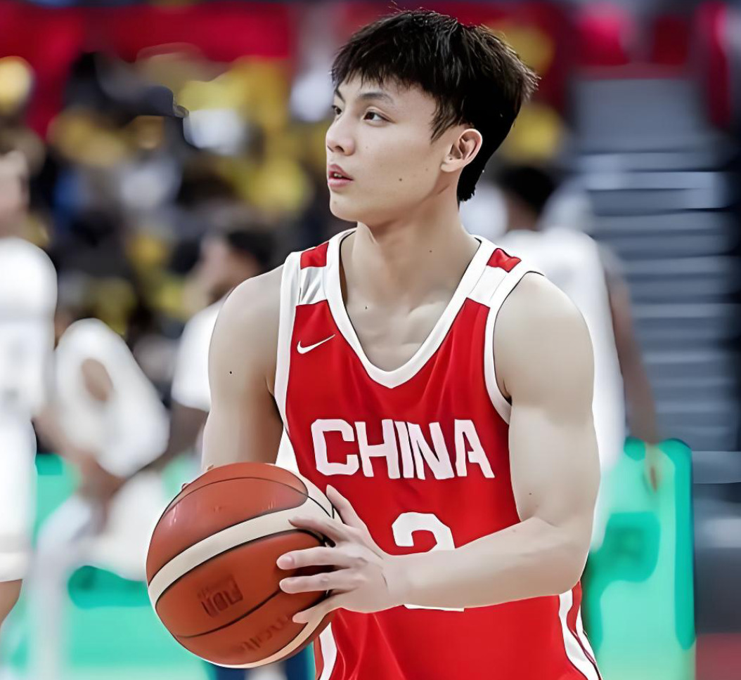 体育赛事-晚上10点！中国男篮最新大名单出炉：徐杰和庞峥麟入选，周琦无缘