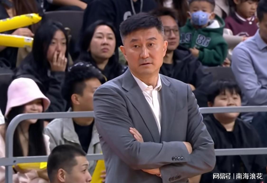 4场连续0分！为何国家队著名射手被杜锋用成废人？球迷一针见血