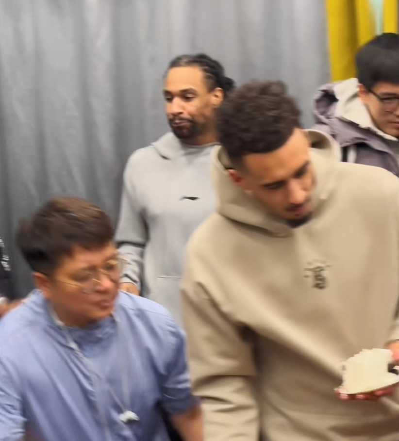 登录入口-广东为胡明轩庆生！杜锋高待遇，多人摁头往蛋糕砸，想报复却未果