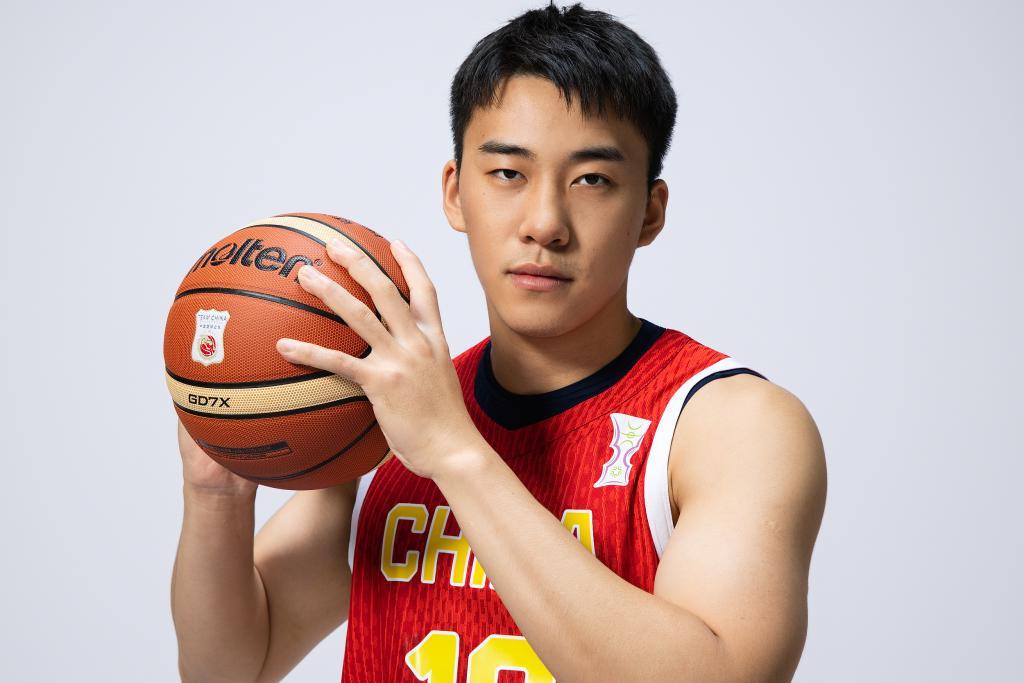 Kaiyun Sports-体坛联播｜莫德里奇颧骨骨折赛季报销，弗拉格当选最佳新秀