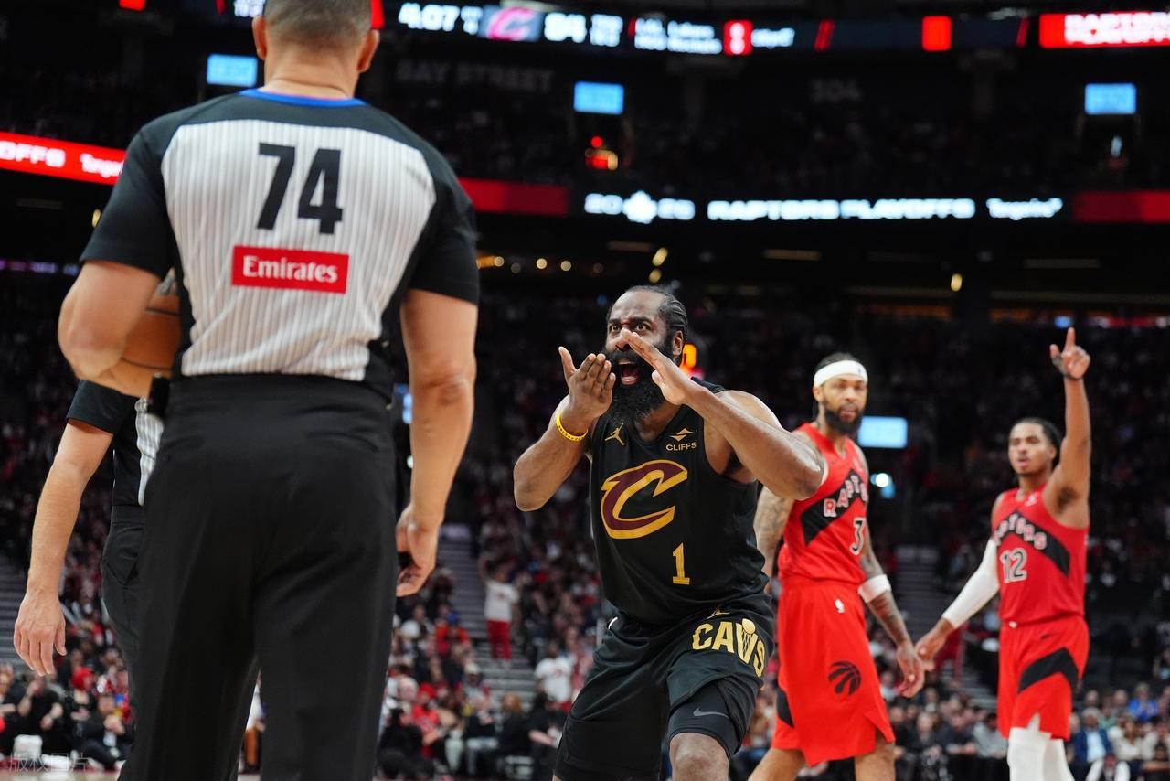 体育赛事-塔图姆轰30+11+7仍无缘日最佳，抱歉，文班打破NBA尘封22年的纪录