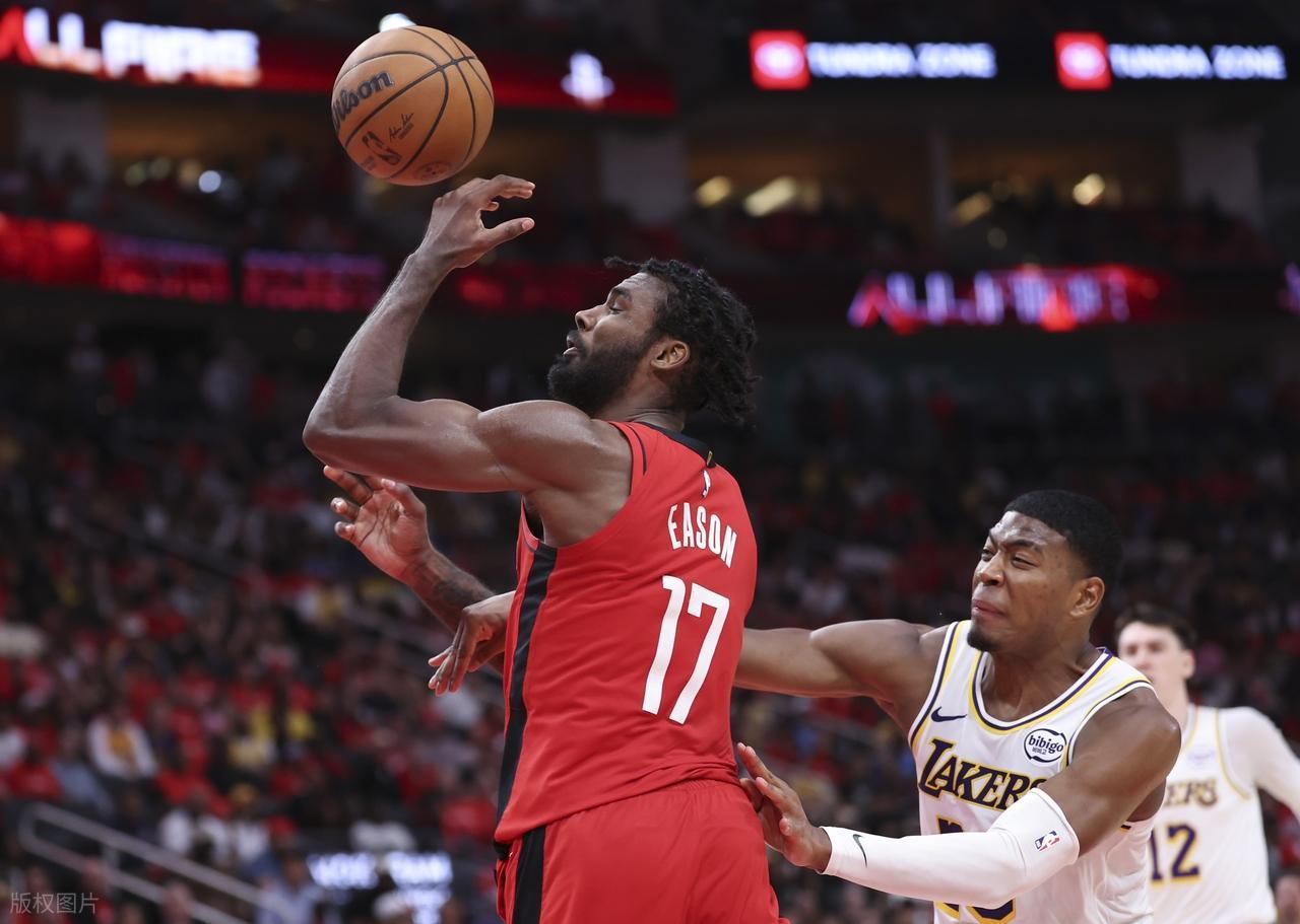 体育赛事-塔图姆轰30+11+7仍无缘日最佳，抱歉，文班打破NBA尘封22年的纪录